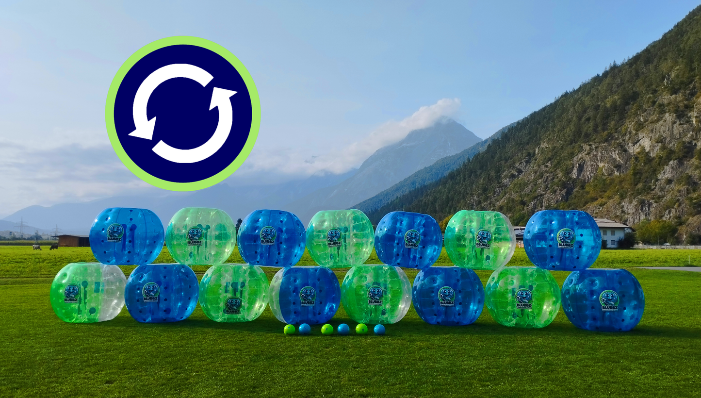 Bubble Soccer Pettnau, Tirol, Österreich. Ausrüstung der Fußball Freizeitaktivität Frontansicht mit Doppelpfeil Logo