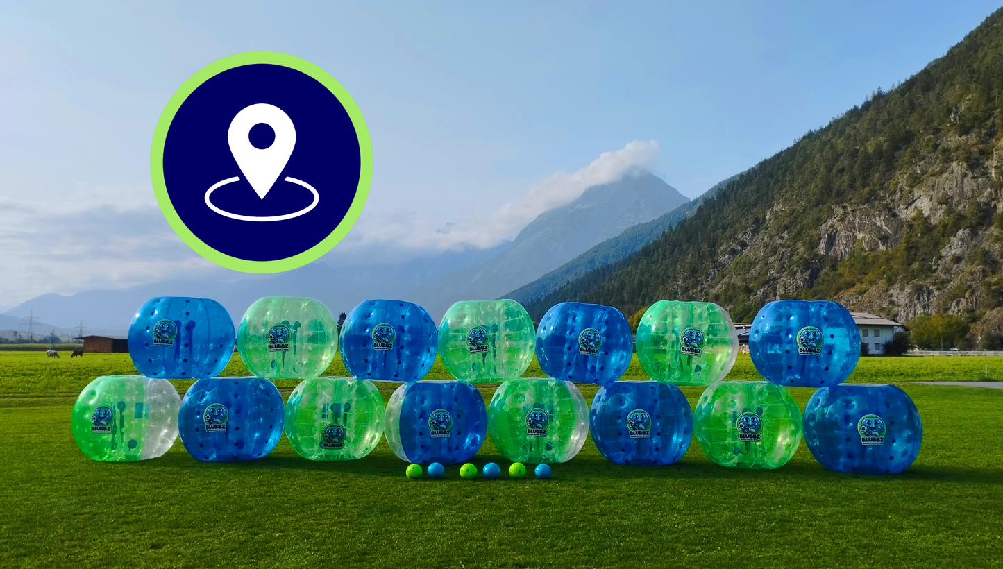 Bubble Soccer am Sportplatz Pettnau, Tirol, Österreich. Ausrüstung der Fußball Freizeitaktivität Frontansicht mit Pin-Logo